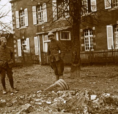 अनएक्सप्लेडेड 380 शेल, वर्दुन, उत्तरी फ्रांस, c1914-c1918 द्वारा अज्ञात