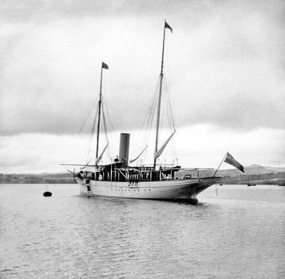 यूनाइटेड किंगडम: एंकर में एक स्टीम यॉट। c1890 द्वारा अज्ञात