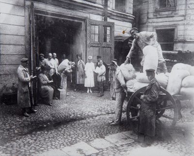 अनलोडिंग फूड, हाउस ऑफ साइंटिस्ट्स, पेत्रोग्राद, रूस, c1920-c1924 द्वारा अज्ञात