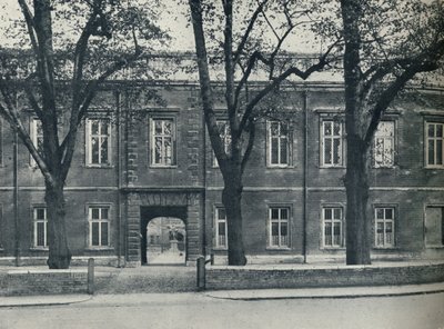अपर स्कूल, 1926 में स्कूल स्कूल यार्ड के माध्यम से देख रहे हैं द्वारा अज्ञात