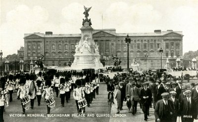 विक्टोरिया मेमोरियल, बकिंघम पैलेस और गार्ड्स, लंदन, 1930 के दशक। द्वारा अज्ञात