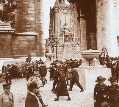 जुलाई 1919 के आर्क डी ट्रायम्फ, पेरिस, फ्रांस में विजय उत्सव, नागरिक द्वारा अज्ञात