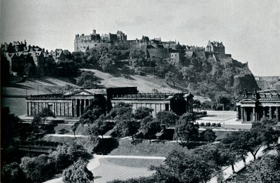 स्कॉटलैंड और एडिनबर्ग कैसल की राष्ट्रीय गैलरी का दृश्य, c1945 द्वारा अज्ञात