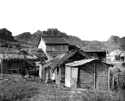 कोरिया में विलेज हट्स, 1900 द्वारा अज्ञात