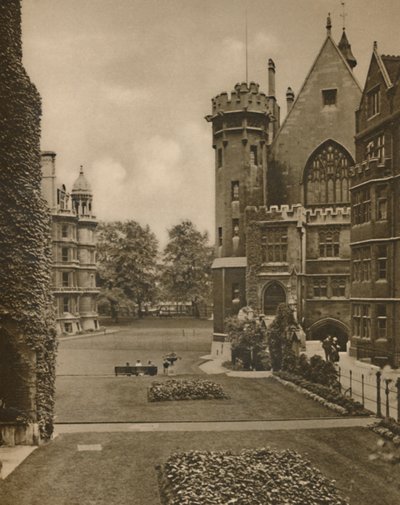 फाउंटेन कोर्ट से मध्य मंदिर गार्डन के विस्टा, c1935। द्वारा अज्ञात