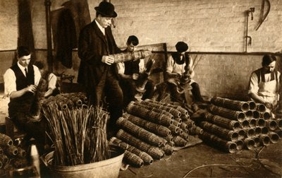 तोपखाने के गोले, नॉटिंघम, प्रथम विश्व युद्ध, 1914-1918, 1933 के लिए बुनाई की टोकरी। द्वारा अज्ञात