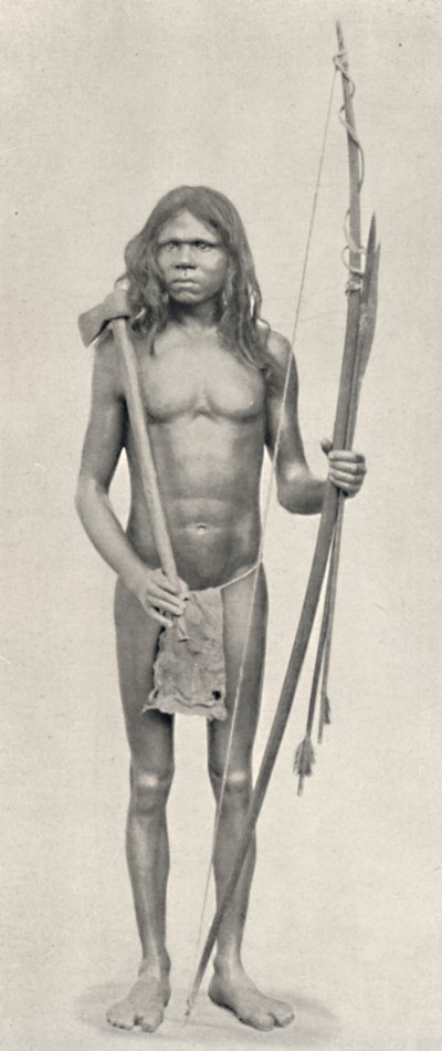 धनुष, तीर और हैचेट के साथ वेदा, 1926 द्वारा अज्ञात