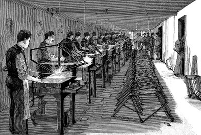 एक अमेरिकी कारखाने में वेल्डिंग साइकिल फ्रेम, 1900 द्वारा अज्ञात