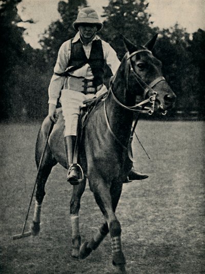 विंस्टन चर्चिल प्लेइंग पोलो, 1920, 1945। द्वारा अज्ञात