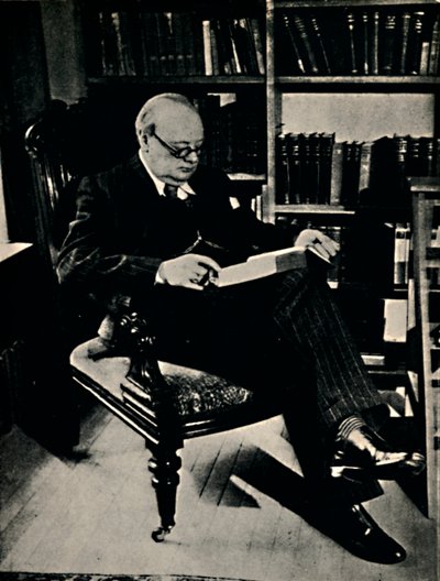 विंस्टन स्पेंसर चर्चिल इन हिज़ लाइब्रेरी, 1945। द्वारा अज्ञात