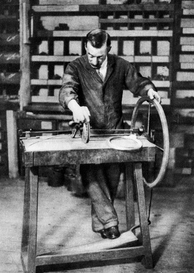 स्प्रिंग-लॉक्स, 1926-1927 के लिए स्प्रिंग्स में तार का घाव होना द्वारा अज्ञात