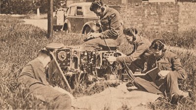 वायरलेस ऑपरेटर के अंदर नवीनतम प्रकार की प्रशिक्षण मशीन, 1940 द्वारा अज्ञात