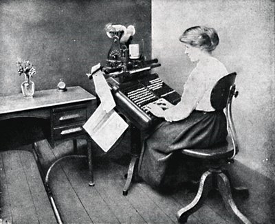 वूमेन ऑपरेटर ऑन मोनोटाइप कीबोर्ड, 1917 द्वारा अज्ञात