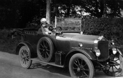 कार चलाने वाली महिला, 1930 द्वारा अज्ञात