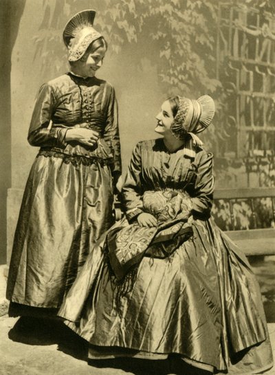 पारंपरिक वेशभूषा में महिलाएं, लोअर ऑस्ट्रिया, c1935। द्वारा अज्ञात