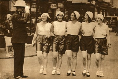 शॉर्ट्स पहनने वाली महिलाएं, 1930, 1933। द्वारा अज्ञात