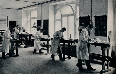 कला और शिल्प तकनीकी स्कूल, फ़्लेन्सबर्ग, जर्मनी की कार्यशाला। c1908 द्वारा अज्ञात