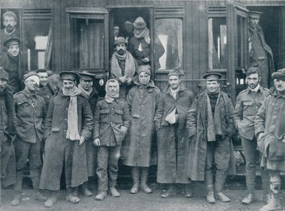 एक बेस अस्पताल, C1914 के रास्ते में घायल अंग्रेजी सैनिक द्वारा अज्ञात