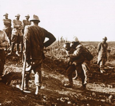 घायल सैनिक, हाई राइड, उत्तरी फ्रांस, c1914-c1918 द्वारा अज्ञात
