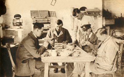 मिट्टी के बर्तनों में घायल सैनिक ... डेवोन, प्रथम विश्व युद्ध, 1914-1918, 1933। द्वारा अज्ञात