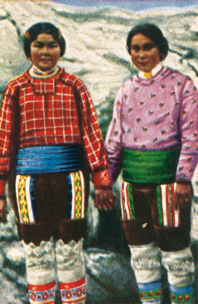 युवा इनुइट महिलाएं, ग्रीनलैंड, c1928। द्वारा अज्ञात