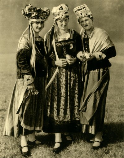 पारंपरिक वेशभूषा में युवा महिलाओं, स्टायरिया, ऑस्ट्रिया, c1935। द्वारा अज्ञात