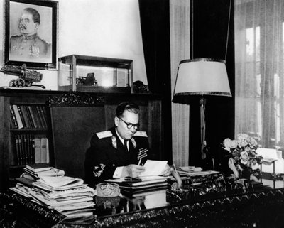 यूगोस्लाव नेता मार्शल जोसिप ब्रोज़ टिटो अपने कार्यालय, बेलग्रेड, यूगोस्लाविया में, c1946-c1947। द्वारा अज्ञात