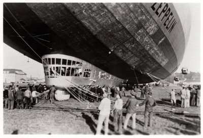 ज़ेपेलिन एलजेड 127 ग्रैफ़ ज़ेपेलिन लैंडिंग के बाद, 1933 द्वारा अज्ञात