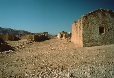 सदनों के साथ गांव की गली द्वारा अज्ञात अज्ञात
