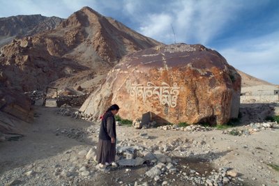 एक लद्दाखी गाँव की महिला एक सांप्रदायिक पाइप से पानी ला रही है, तांगत्से, लद्दाख, भारत (फोटो) द्वारा अज्ञात
