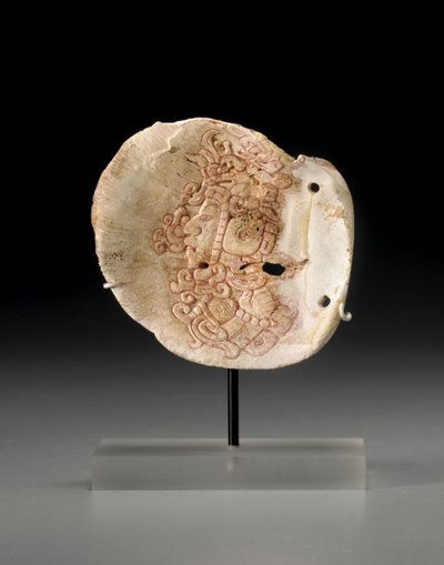 एक गणमान्य व्यक्ति के प्रोफ़ाइल धड़ के साथ एक मेयन शेल पेक्टोरल, c.450-650 द्वारा अज्ञात