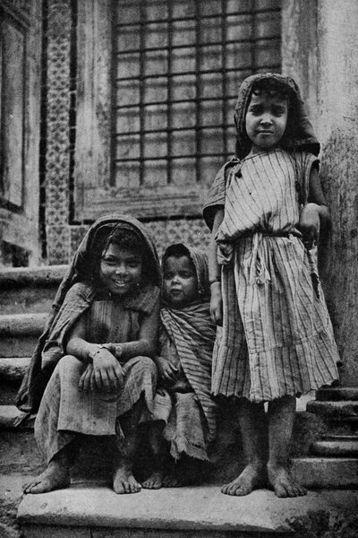 अफ्रीका। ट्यूनिस में एक मस्जिद के बाहर भिखारी सड़क अरब। 1920 द्वारा अज्ञात
