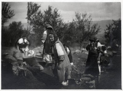 बाल्कन प्रायद्वीप: आग पर बर्तन के सामने महिलाएं - पोस्टकार्ड 1914-1918 द्वारा अज्ञात कलाकार