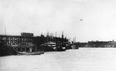 Blyth हार्बर, भूमिगत में एक हार्बर कमीशन लॉन्च के साथ Blyth Staiths के साथ झूठ बोलने वाले कोलियर की एक राशि दिखा रहा है द्वारा अज्ञात