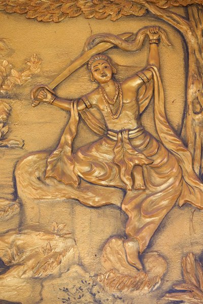 चुआ थीप लांग बौद्ध शिवालय। द ग्रेट टोंसुर: बुद्ध ने अपने बालों को अपनी तलवार से काट दिया। फिर उसने अपने राजकुमार के कपड़े एक भिखारी की पोशाक के लिए बदल दिए। फिर उन्होंने थाय निन्ह को प्रबुद्ध करने की अपनी खोज शुरू की। वियतनाम द्वारा अज्ञात
