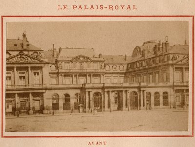 पेरिस का कम्यून (1871): मई 1871 की आग से पहले पेरिस में पैलेस-रॉयल (पैलेस रॉयल) का दृश्य। पियरे पेपेटिट की तस्वीर। कार्डबोर्ड पर प्रिंट करें, मंद। 9x5,4 सेमी द्वारा अज्ञात