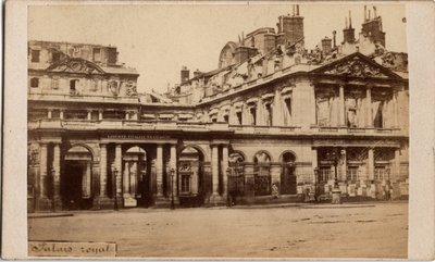 कम्यून ऑफ पेरिस (1871): मई 1871 की आग के बाद पैलेस-रॉयल का दृश्य। बेनामी फोटोग्राफी। कार्डबोर्ड डिम पर प्रिंट करें। 10x6,9 सेमी द्वारा अज्ञात