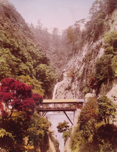 जापान, c.1890-1910, पृष्ठभूमि में झरनों के साथ, एक गहरी खाई में ढंका हुआ पुल द्वारा अज्ञात