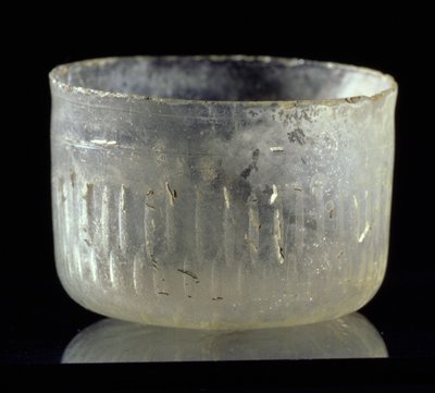 सीरिया या मिस्र, इस्लामिक काल, c.900 AD (ग्लास) से व्हील-कट सजावट के साथ कप द्वारा अज्ञात