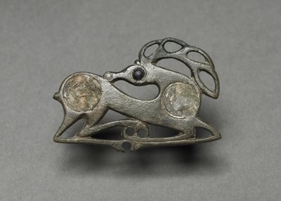 एक स्थिर स्टैग के रूप में फाइबुला, c.400 द्वारा अज्ञात