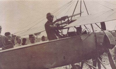 एक विमान की मशीन गन के चारों ओर फ्रांसीसी सैनिक - 1915 द्वारा अज्ञात