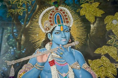 हिंदू धर्म; बांसुरी के साथ भगवान कृष्ण की पेंटिंग; दुर्गियाना मंदिर विष्णु मंदिर; अमृतसर; पंजाब; भारत; दक्षिण एशिया; एशिया द्वारा अज्ञात