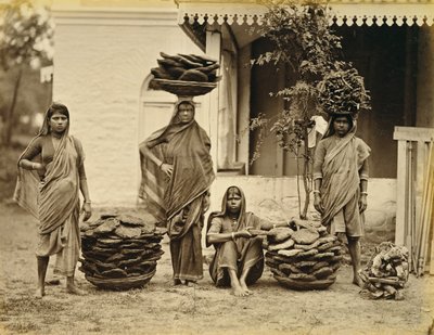 भारतीय किसान महिलाएं गोबर की टोकरियों के साथ (ईंधन के लिए प्रयुक्त) और जलाने वाली लकड़ी (खाना पकाने के लिए प्रयुक्त) (सीपिया फोटो) द्वारा अज्ञात