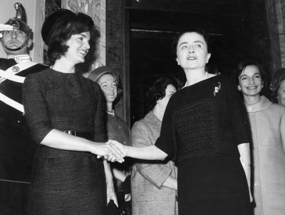 कार्ला ग्रोन्ची के साथ जैकलीन कैनेडी। रोम। 1962. द्वारा अज्ञात