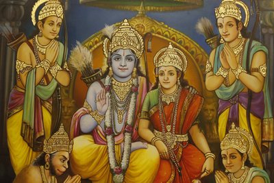 जलाराम प्रार्थना हिंदू मंदिर, लीसेस्टर। फ्रेस्को। राम, सीता लक्ष्मण के साथ राम की दाहिनी ओर और हनुमान घुटने टेकते हैं, और भक्त यूनाइटेड किंगडम द्वारा अज्ञात
