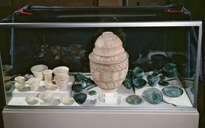 "जार विद द होर्ड", c.2500-2400 ईसा पूर्व (टेराकोटा, अलबास्टर, ओमान से तांबा और पत्थर) द्वारा अज्ञात