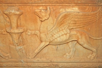 लीबिया, एटिक सरकोफैगस (दूसरी शताब्दी ईस्वी) पर पौराणिक पशु नक्काशी विवरण द्वारा अज्ञात