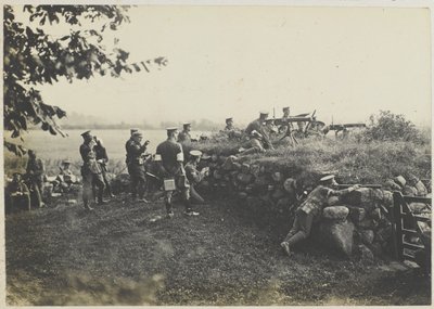 युद्धाभ्यास के मशीन गनर, c.1911 (b/w फोटो) द्वारा अज्ञात