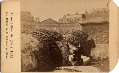 पेरिस की नगर पालिका (1871): पेरिस में प्लेस वेंडोम के गिरे हुए स्तंभ के मलबे के पास पोज देते हुए दो कम्यूनर्ड। अनाम फोटोग्राफी। मंद। 10,5x6,4 सेमी द्वारा अज्ञात