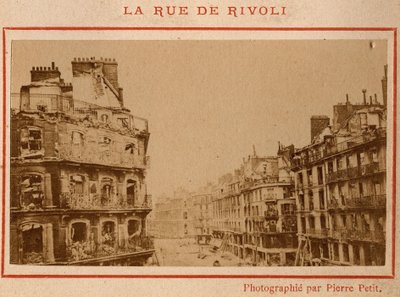 पेरिस की नगर पालिका (1871): मई 1871 में पेरिस में रुए डी रिवोली पर आग की इमारतों का दृश्य। पियरे पेपेटिट की तस्वीर। कार्डबोर्ड पर प्रिंट करें, मंद। 9x5,4 सेमी द्वारा अज्ञात